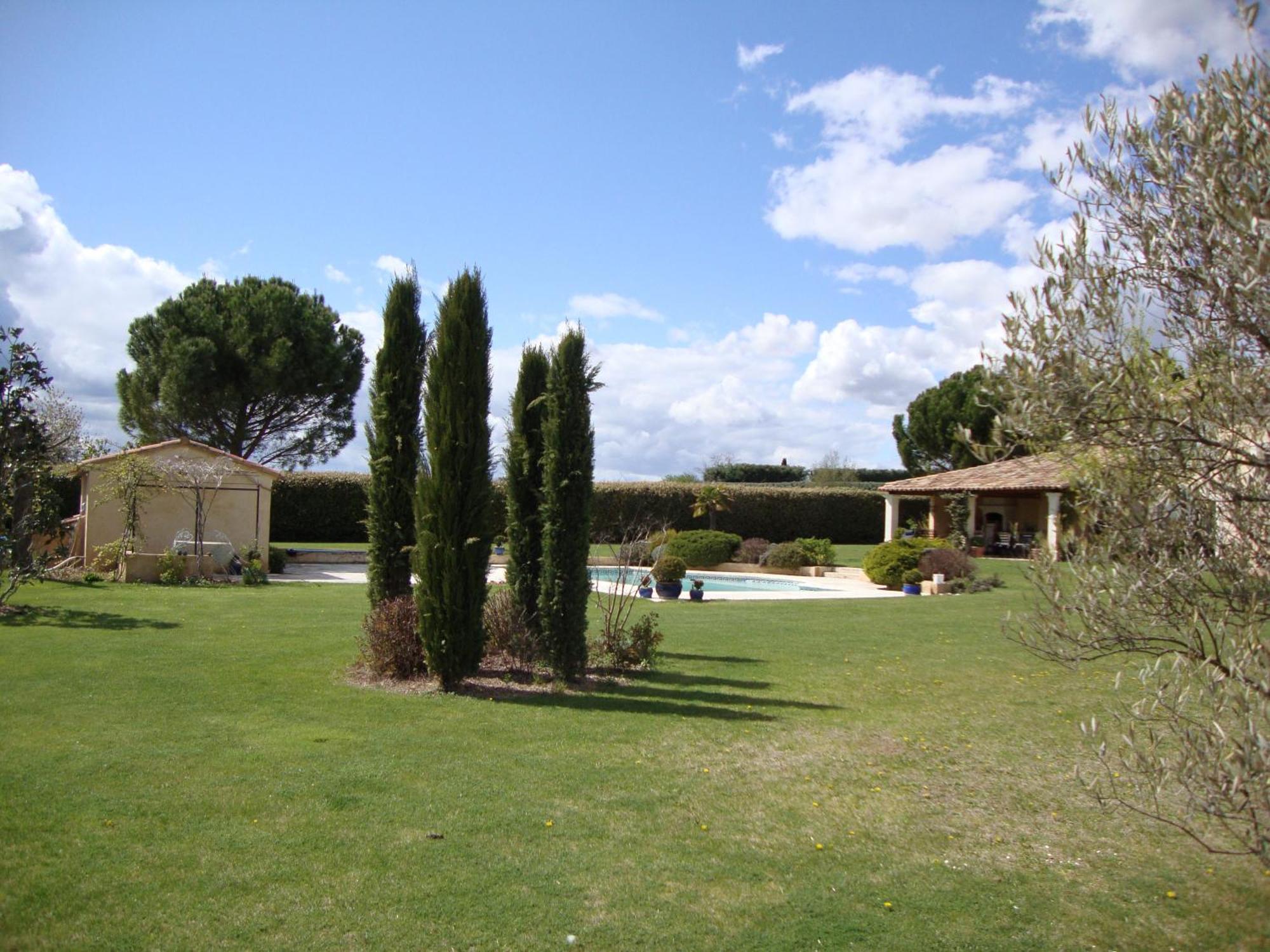 La Gueritaulde Villa La Tour-d'Aigues Exterior photo